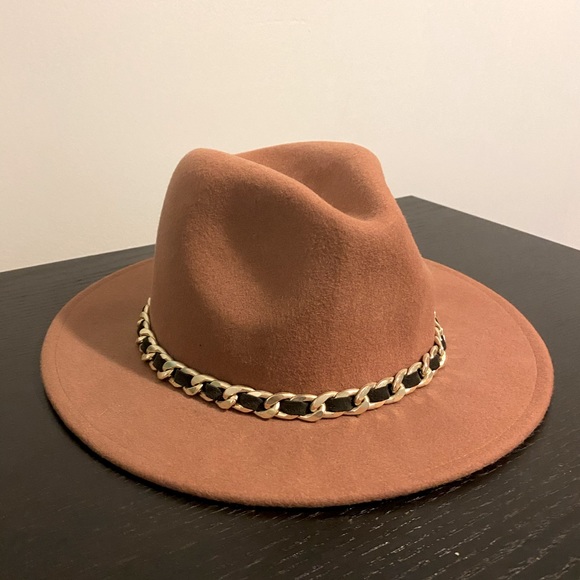 Zara hat - Picture 1 of 2